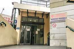 «Voglio una mazza da baseball per uccidere tutti». E picchia una guardia al Mauriziano