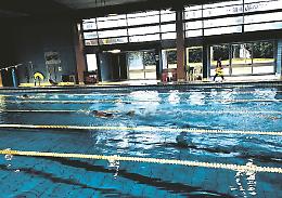 Ivrea, chiude la piscina comunale: esplode la protesta dei cittadini
