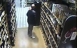 Apre bottiglie di vino al supermercato e le rimette sullo scaffale: perché?