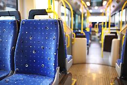 Trasporto scolastico in crisi: studenti a piedi e famiglie in difficoltà