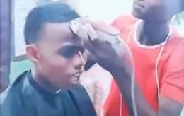 Starnutisce durante il taglio di capelli: il risultato è tragico!