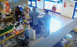 Rapina al supermercato, pugni al vigilante