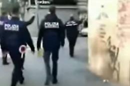 La scoperta dei vigili: nel negozio prodotti scaduti e alimenti in cattivo stato di conservazione