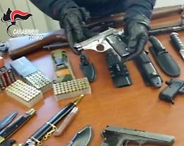 Finge il sequestro del figlio e i carabinieri trovano un arsenale rubato in casa sua