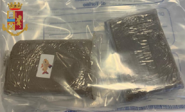 Trovato in possesso di un panetto di hashish e di 1600 euro: arrestato 21enne in via Bistagno