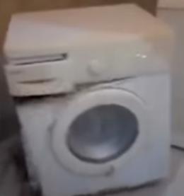 La lavatrice cade a pezzi, ma funziona che è una meraviglia