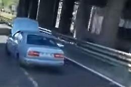 Viaggia in tangenziale col cofano alzato