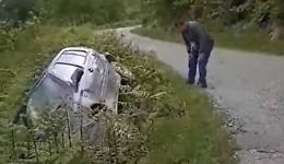 Si salva per miracolo, ma poi precipita lo stesso