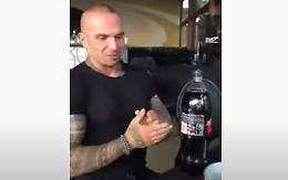 Un litro e mezzo di coca cola tutta d'un fiato: l'impresa folle