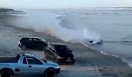 Sfrecciano in moto in riva al mare: l'incidente è inevitabile