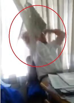 S'addormenta in ufficio, lo scherzo è atroce