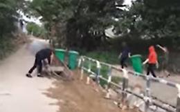 Beccati a svuotare i bidoni nel fiume