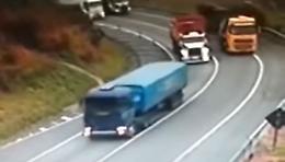 Curva a tutta velocità, l'automezzo va fuori strada