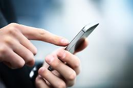 Svolta Ue: gli smartphone saranno venduti con l'etichetta informativa, ecco perché