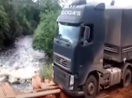 Il tir passa su un ponte di fortuna