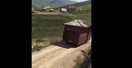 Spostati, in strada sta passando una...casa