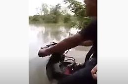 Non gli serve la barca: ha uno scooter