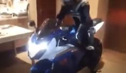 Stanza da letto troppo grande, per spostarsi usa la moto