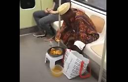 Si prepara il pranzo e lo mangia nella metro