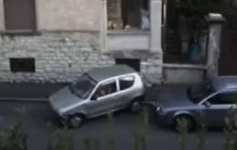 Sgasa e accelera ossessivamente, poi rinuncia e se ne va
