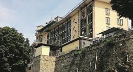 Bambino di 8 anni caduto in un lucernario, condizioni gravi