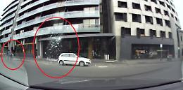 Vetrata si rompe all'improvviso e precipita sull'asfalto: coppia di passanti salva per miracolo