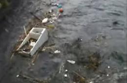 Nel fiume pieno di rifiuti spunta pure un frigorifero