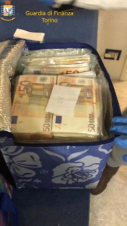 Evadere il Fisco e vivere da nababbi: i soldi nella scatole di cioccolatini. Due commercianti in manette (ULTIMO AGGIORNAMENTO)