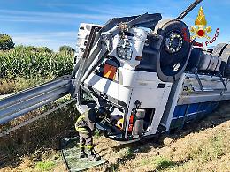 Paura sulla Torino-Caselle: camion carico di bombole si ribalta [LE FOTO]