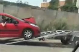 Auto in panne, arriva il carro attrezzi e combina un disastro