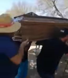 Non si piange a questo funerale: ci si ubriaca