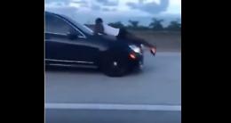 Follia in autostrada: uomo viaggia aggrappato al parabrezza di un'auto