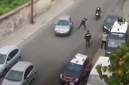 Posto di blocco? Tirano dritto e beffano i carabinieri