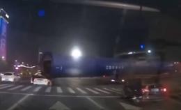 Trasporto eccezionale: l'auto è trascinata via
