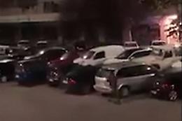 Aiuto, c'è un pazzo che spacca i vetri alle auto