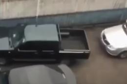 Bloccato tra due auto, la manovra è da applausi