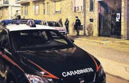 Litiga col figlio e lo ferisce al volto ed al braccio con due coltelli da cucina. Bloccato