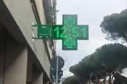 La scritta galeotta sul display della farmacia