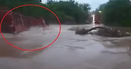 Professione pericolo: passa col camion sulla strada allagata