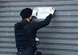 La droga nascosta nei dispenser dello zucchero: ma il kebab chiude solo 15 giorni 