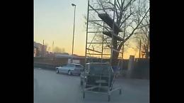 Trasporta impalcature per lavoro con… una vecchia Panda!