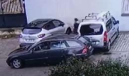 Ladre in azione: ripuliscono le auto e scappano