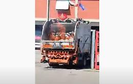 Il furgone della spazzatura prende fuoco, lo porta dai pompieri