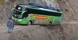 Strada sterrata, il pullman rischia di precipitare