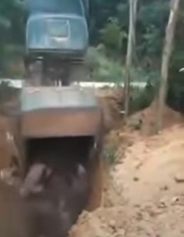 Il camioncino si ribalta e finisce nella buca