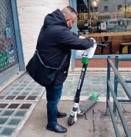 «Inciampiamo e ci insultano pure» La città-trappola per i non vedenti