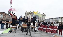 Gli studenti di Torino come Martin Lutero: in piazza Castello affisse le 95 tesi contro la Dad