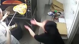 Che disastro: lasciano cadere la pizza sul pavimento