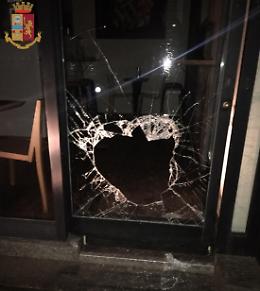 Usa il tombino per spaccare una vetrina e dopo ruba in altri due negozi