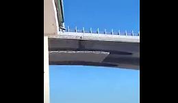 Il ponte perde pezzi, si sfiora la tragedia